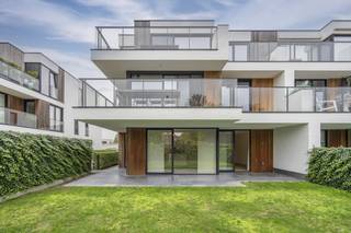 Wonen in luxe en rust, midden in bruisend Waregem!Welkom in dit stijlvolle gelijkvloerse appartement (woonopp. ca. 128m²) te koop op een toplocatie...