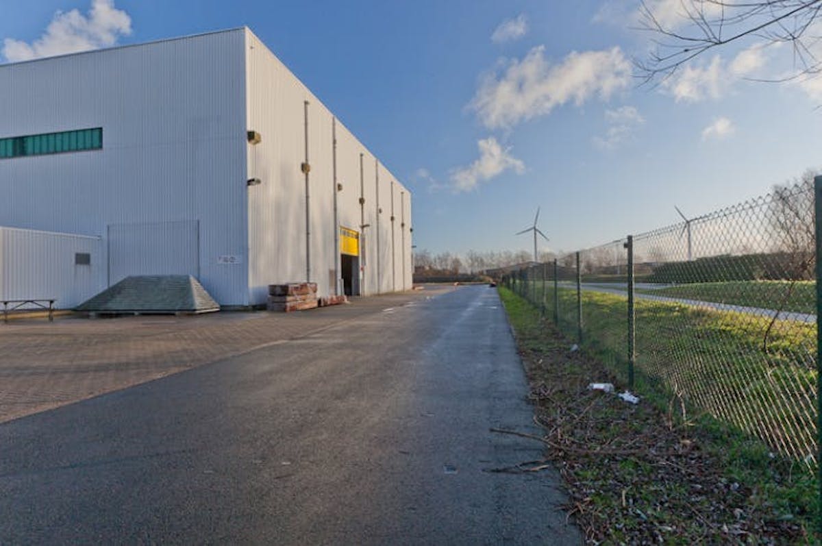 Te huur: Ruime magazijnen (ca. 1.000 m²) in Brugge - foto 4