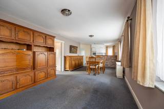 Op de Edward Claessenslaan 64 in Niel bevindt zich dit aangename gelijkvloerse appartement met een gezellige gemeenschappelijke buitenruimte.<br /><br />Dankzij de hoekligging geniet het appartement van veel natuurlijke lichtinval. Het beschikt over een praktische indeling met een leefruimte, één volwaardige slaapkamer en een badkamer met wc. Via de inkomhal is er toegang tot de aangename buitenruimte.<br /><br />Het appartement is centraal gelegen, in de buurt van winkels, openbaar vervoer en andere dagelijkse voorzieningen. Ook de omliggende gemeenten en belangrijke verbindingswegen zijn vlot bereikbaar.<br /><br />Een bijkomende troef is dat er geen renovatieplicht van toepassing is.<br /><br />Enkele troeven:<br />- Gelijkvloers appartement<br />- Lage gemeenschappelijke kosten (gezien geen lift)<br />- Hoekligging met veel natuurlijke lichtinval<br />- Gemeenschappelijke buitenruimte<br />- Centrale en vlot bereikbare ligging<br />- Geen renovatieplicht<br /><br />Een interessant appartement voor starters, alleenstaanden, koppels of investeerders die op zoek zijn naar een praktische woonst op een centrale locatie in Niel.<br /><br />Graag meer info/een bezoek?<br />Contacteer ons via 0492 83 88 19 of jarno@groepvanhaute.be