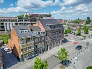 Uniek Gebouw met Handelspand en 2 Appartementen op Topligging in HasseltOp zoek naar een slimme investering op een toplocatie? Dan is dit...