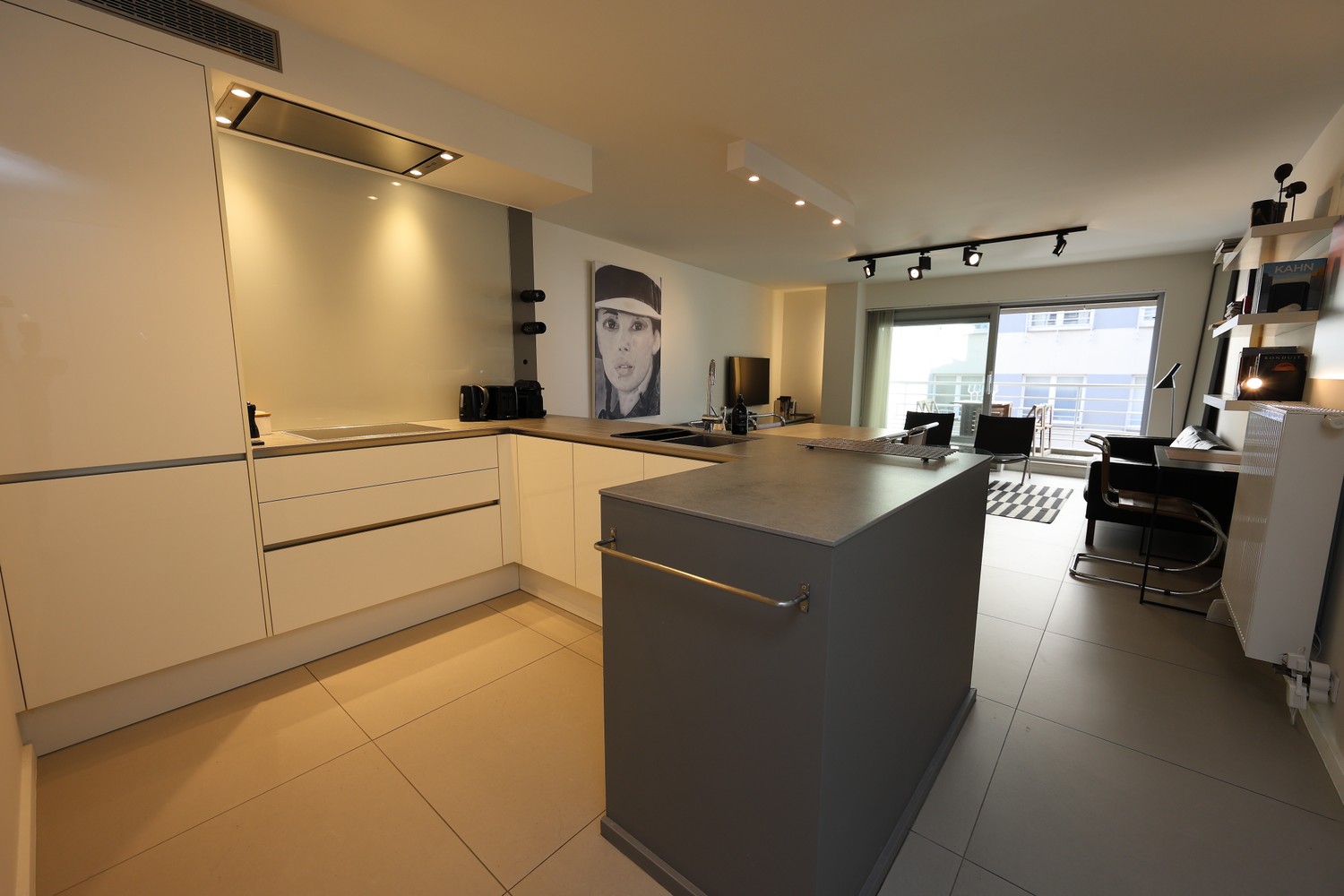 Schitterend 2-slaapkamerappartement met zonnig terras en lateraal zeezicht te Mariakerke ! - foto 5