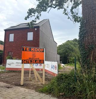 <p><span>Bouwgrond met een oppervlakte van 441 vierkante meter, voor het bouwen van een gesloten bebouwing. </span></p><p><span> </span></p><p><span>Gelegen in een groene, rustige omgeving en toch vlakbij het centrum.</span></p><p><span>De ligging in Hemiksem is uitermate gunstig met goede bereikbaarheid. </span></p><p><span> </span></p><p><span>U kunt uw woning precies naar wens bouwen, volledig afgestemd op uw persoonlijke behoeften en smaak.</span></p><p><span>Afmetingen,: </span></p><p><span>Gevelbreedte 7 meter</span></p><p><span>Bouwdiepte  17 m (GLV), 13 m (1vd), 9 m (2vd)</span></p><p><span> </span></p><p><span>Het groene karakter van de wijk biedt een aangename, landelijke sfeer terwijl u toch dicht bij het centrum bent. </span></p><p><span> </span></p><p><span>Contacteer ons voor meer informatie!</span></p><p><span> </span></p><p><span>Opgenomen in het maatregelen register: Nee</span></p>