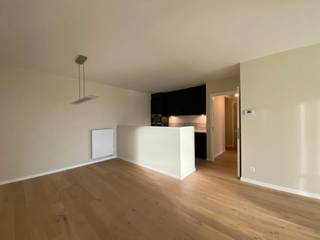 Pal achter de Jan Van Rijswijcklaan en in de Markgravebuurt bevindt zich deze hoogstaande luxerealisatie ‘Louise Marie’, waar wonen een ‘way of life' is.<br /><br />De residentie ademt luxe dankzij tal van faciliteiten zoals een fitness die ter beschikking staan van haar bewoners.<br /><br />De mobiliteit is bovendien ideaal: vlakbij de invalswegen om vlot in en uit de stad te rijden, op wandelafstand van openbaar vervoer en met allerlei winkels op enkele stappen van het appartement.<br /><br />Het appartement is gelegen op de tiende verdieping aan het rustige binnengebied van de residentie.<br /><br />De leefruimte geniet van een aangename lichtinval dankzij de grote raampartijen en de hoekligging. Van hieruit is er met grote schuiframen toegang tot het terras met een open zicht op de Singel en de het knappe binnengebied met waterpartij.<br /><br />In de open keuken met keukeneiland werden alle toestellen ingebouwd: vaatwasser, keramische kookplaat, combi-oven en koelkast met vriesvak.<br /><br />Badkamer met inloopdouche en lavabomeubel. Apart gastentoilet. Praktische bergkast met aansluiting voor wasmachine.<br /><br />De beide slaapkamers geven eveneens uit op het terras.<br /><br />Een privatieve kelderberging en gemeenschappelijke fietsenstalling zijn reeds begrepen in de huurprijs.<br />Een autostaanplaats in de ondergrondse garage is bij te huren aan 130 Euro per maand.<br /><br />Gemeenschappelijke lasten: 150 Euro per maand.<br />Alle nutsvoorzieningen zijn privé op te nemen door de huurder.<br /><br />Beschikbaar vanaf 1 januari 2026.