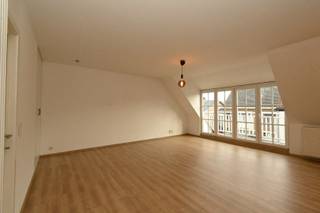 Dit dakappartement aan de rand van het centrum van Aalter-Knesselare, rustig gelegen en toch met onmiddellijk aansluiting op de...