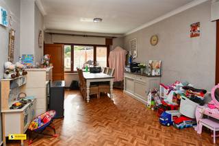 Te renoveren woning in Grobbendonk, ideaal voor gezinnen of als investering! Met 2 ruime slaapkamers en een dressing/kinderkamer, en een te...