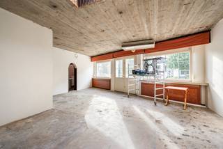 Op een centrale en goed zichtbare locatie in Schilde bevindt zich dit veelzijdige pand, bestaande uit een handelsruimte op het gelijkvloers en een ruim 1-slaapkamerappartement op de verdieping. De combinatie van werken en wonen op één adres maakt dit pand bijzonder interessant voor een zelfstandige, vrij beroep of dienstverlenende activiteit.<br />De handelsruimte beschikt over een brede straatgevel, veel natuurlijke lichtinval en kan naar eigen noden en activiteit verder worden ingericht. Het bovenliggende appartement biedt verrassend veel ruimte en beschikt bovendien over een royaal terras.<br /><br />Indeling gelijkvloers = Handelsruimte<br />De handelsruimte heeft een oppervlakte van ca. 63 m² en bestaat uit een ruime, open vloeroppervlakte. Grote raampartijen aan de straatzijde en een centrale lichtkoepel zorgen voor veel natuurlijke lichtinval.<br />De ruimte is vrij in te richten en leent zich onder meer voor handel, kantoor, praktijk of dienstverlening. Er is tevens afzonderlijk sanitair aanwezig. Vanuit de handelsruimte leidt een interne trap naar het woongedeelte op de verdieping.<br /><br />Verdieping = Appartement<br />Het appartement omvat ca. 82 m² en beschikt over een ruime en lichtrijke leefruimte met open keuken. De keuken is ingericht met een groot centraal eiland, veel werk- en kastruimte en vormt een aangenaam geheel met de leefruimte.<br />Verder is er 1 volwaardige slaapkamer en een ruime badkamer met inloopdouche, dubbele wastafel en toilet.<br />Vanuit het appartement is er toegang tot een bijzonder ruim terras aan de achterzijde. Dit vormt een aangename buitenruimte met een open uitzicht en is een duidelijke meerwaarde voor het woongedeelte.<br /><br />Bijzonderheden:<br />- Centrale ligging in Schilde<br />- Combinatie van handelsruimte en woongelegenheid<br />- Ca. 63 m² handelsruimte<br />- Ca. 82 m² woonruimte<br />- 1 slaapkamer<br />- Groot terras<br />- Handelsruimte met brede straatgevel en veel lichtinval<br />- Verschillende mogelijkheden voor handel, kantoor, praktijk of dienstverlening