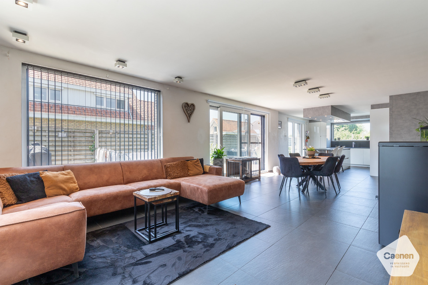 Moderne bungalow met 3 slaapkamers, aangelegde tuin en zwembad. - foto 5