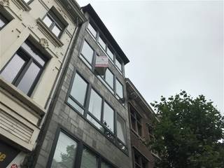 Appartement gelegen op het trendy zuid. Het beschikt over 2 slaapkamers, 1 ingerichte keuken, een living, een badkamer met zitbad en een terrasje. De vaste kosten bedragen 120 euro (minuterie, onderhoud van de lift, provisie verwarming en provisie water)
