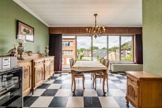 <p>[[ DIT PAND NEEMT DEEL AAN DE ERA OPEN HUIZEN DAG OP 19/9 VAN 14:30 TOT 15:30 ]]</p><p><strong>Halfopen woning in een rustige doodlopende straat in Nossegem, op wandelafstand van het treinstation.</strong></p><p>Deze halfopen bebouwing uit 1967 combineert een aangename ligging met een praktische indeling en een vlotte bereikbaarheid. De woning bevindt zich in een zeer rustige doodlopende straat in de woonkern van Nossegem, vlak bij scholen, openbaar vervoer, park en belangrijke invalswegen. Het treinstation van Nossegem ligt op slechts 5 minuten wandelen, wat deze woning extra interessant maakt voor pendelaars. Bovendien beschikt de woning over een eigen parkeerplaats voor de deur en een garage. De tuin van 195 m² en de terrassen zorgen voor extra buitenruimte om van te genieten.</p><p><br /></p><p><strong><u>Belangrijkste ruimtes:</u></strong></p><p>• Inkomhal van 6,5 m² met toegang tot de leefruimtes</p><p>• Woonkamer van 13 m² met aansluitende eetkamer van 17 m²</p><p>• Keuken van 8 m² met praktische indeling</p><p>• Badkamer van 3 m²</p><p>• Drie slaapkamers van 12 m², 10,8 m² en 8 m²</p><p>• Garage van 20 m² en extra parkeerplaats voor de deur</p><p>• Kelder van 13 m² en stookruimte van 5 m²</p><p>• Tuin van 195 m² met terrassen van 8 m² en 3 m²</p><p><br /></p><p><strong><u>Troeven:</u></strong></p><p>• Gelegen in een zeer rustige doodlopende straat in Nossegem</p><p>• Slechts 5 minuten wandelen naar het treinstation van Nossegem</p><p>• Eigen parkeerplaats voor de deur en garage aanwezig</p><p><br /></p><p>Meer informatie of een bezoek met Nicolas Geeraerts? Contacteer ons via +3223351115</p><p>JOUW DROOMHUIS. ZO GEVONDEN!</p>