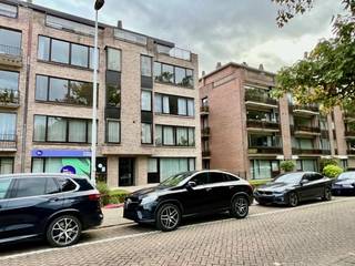 Dit prachtig gelegen appartement met twee slaapkamers, lift, terras en autostaanplaats bevindt zich in het hart van Lier, vlakbij de...