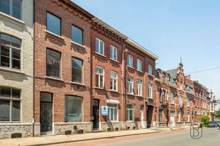 Karaktervolle herenwoning met 6 slaapkamers, zonnig terras en ingerichte zolder in het historisch centrum van Ronse!<br /><br />Bent u op zoek naar een ruime gezinswoning met veel slaapkamers, een praktische indeling en een centrale ligging? Dan is deze verzorgde woning met maar liefst 6 slaapkamers, 2 badkamers en een zuidgericht terras zeker een bezoek waard.<br /><br />INDELING: inkomhal, lichtrijke leefruimte, ruime keuken, apart toilet, bureau en praktische wasplaats. Op de verdiepingen bevinden zich 6 volwaardige slaapkamers, een badkamer met ligbad, een douchekamer en meerdere toiletten. Verder is er een kelder aanwezig voor extra bergruimte.<br /><br />De woning is uitgerust met ramen met dubbele beglazing, centrale verwarming op aardgas en behaalt een EPC-label C (278 kWh/m² jaar), waardoor er geen renovatieverplichting van toepassing is.<br /><br />Voor wie is dit pand ideaal?<br />♦ Voor grote gezinnen die op zoek zijn naar veel woon- en slaapruimte.<br />♦ Voor zelfstandigen die een bureau aan huis wensen.<br />♦ Voor investeerders die een ruime woning zoeken met interessant verhuurpotentieel.<br /><br />Bezoek na afspraak met Immo Beguin, jouw vastgoedexpert sinds 2009.<br />✉️ info@immobeguin.be
