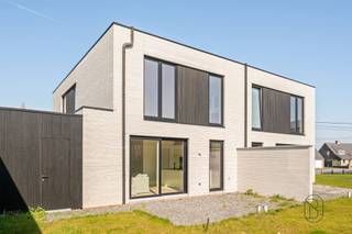 <p>Topper! Energiezuinige halfopen nieuwbouwwoning met 3SLK, oprit en tuin! Goed gelegen te Anzegem in de nabijheid van scholen, winkels en openbaar vervoer. <br />Op het gelijkvloers bevinden zich de inkomhal met apart toilet, ruime lichtrijke living met open volledig geïnstalleerde keuken met eiland, die toegang biedt tot de zonnige tuin, praktische berging. Op de eerste verdieping bevinden zich de overloop, apart toilet, 3 ruime slaapkamers (waarvan de masterbedroom met aanpalende dressing) en badkamer (lavabo, douche en bad). <br />Bovendien beschikt de woning over een oprit en een zonnige tuin met tuinberging.<br />Energiezuinige woning (warmtepomp, vloerverwarming, regenput (10.000L), dubbele beglazing, conforme elektriciteit.<br />6% BTW mogelijk (indien voldaan aan de voorwaarden)<br /><br />Bezoek na afspraak met Immo Beguin: tessa@immobeguin.be</p>