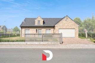 Deze verzorgde alleenstaande villa is gelegen in een groene en rustige omgeving en dit op een sterk gegeerde en residentiële locatie te Sint-Kruis (Brugge). Deze ligging biedt een goede uitvalsbasis naar Brugge en de Kust. Ook winkels, openbaar vervoer, scholen, Brugge centrum, AZ Sint-Lucas, enz. zijn aanwezig op fietsafstand. <br /><br />Deze degelijke/robuuste woning staat op een ruim maar beheersbaar perceel van 738 m². De woonst evolueerde met zijn tijd mee waardoor deze complete woonst voldoet aan het hedendaagse wooncomfort en als instapklaar kan omschreven worden. Het huis beschikt over een uiterst praktische vloei en voldoende ruimte met volgende indeling: Glv. : inkomhal met een vestiairenis en een afzonderlijk toilet, een leef- en eetruimte met zicht op de tuin, een aparte keuken die volledig ingericht werd en voorzien van inbouwtoestellen, een badkamer, een ruime slaapkamer en een 2de slaapkamer die momenteel dienst doet als bureel, een spatieuze inpandige garage met washoek. Bij mindere mobiliteit kan er dus volledig op het gelijkvloers geleefd worden en hoef je in principe geen trappen te doen. Op de verdieping: 2 volwaardige slaapkamers en verschillende bergruimtes. Er is tevens een bergzolder boven de garage.<br /><br />De fraaie en omvangrijke tuin is voorzien van zuidgericht terras en een tuinberging. <br /><br />De laatste jaren kreeg de woonst een grondige update en werden er vele comfortelementen toegevoegd. Het huis werd oa. voorzien van een nieuw dak ('2021), nieuwe elektriciteit die gekeurd is ('2020) , 20 zonnepanelen, nieuwe CV installatie ('2013), nieuw schrijnwerk in aluminium voorzien van hogerendementsbeglazing en van zonnescreens, een nieuwe keuken met inbouwtoestellen, een laadpunt voor een elektrische wagen, een automatische toegangspoort en sectionale poort, een inbouwhaard op aardgas, een alarmsysteem , ... <br />Tevens is er een regenwaterput aanwezig en is de woning voorzien van een kruipkelder.<br /><br />Contacteer ons snel voor een bezoek aan deze unieke villa via info@delbecque.immo.