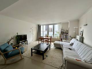 <strong>!!! PLAN NU ONLINE UW BEZOEKAFSPRAAK VIA DE WEBSITE VAN IMMOBOSS !!!</strong><br /><br />Modern gerenoveerd appartement op uitstekende ligging regio Sint-Annaplein/Sint-Jacobs/Visserij.<br />Indeling: inkom met vestiaire; lichtrijke leef- en woonruimte; keuken voorzien van verschillende toestellen zoal combi-oven, koelkast en keramische kookplaat. Badkamer met inloopdouche, lavabo, toilet; berging met aansluiting voor wasmachine/droogkast; 1 grote slaapkamer en 1 kleinere slaapkamer. Lift aanwezig. gemeenschappelijke fietsenberging en privatieve kelderberging aanwezig. Centrale ligging nabij het Zuid.<br /><br />EPC: 105 kWh/m² (Label B)<br />Huurprijs: € 1.000/maand excl. EGW + gemeenschappelijke kosten: € 75/maand.<br />Beschikbaar: 01/11/2026<br />Domicilie verplicht!<br /><br /><strong>!!! PLAN NU ONLINE UW BEZOEKAFSPRAAK VIA DE WEBSITE VAN IMMOBOSS !!!</strong>