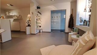 Sint-Kruis Brugge - Instapklare handelruimte met zeer goede ligging in de Moerkerkse Steenweg, een drukke invalsweg naar het centrum van Brugge. Vlot bereikbaar en dichtbij bushaltes! Thans/ voorheen uitgebaat als kapperszaak. Het pand leent zich uitstekend voor een uitbating in de beauty branche zoals kapperszaak, visagiste, nagelstudio maar ook voor andere bestemmingen. ** ** Omvat een inkom met glazen inkomdeur, commerciele ruimte van ca 38m² met etalage, extra afzonderlijke ruimte (16m²) met kitchenette en toilet die ook dienst kan doen als bureelruimte, kelderruimte en een terras. ** Energielabel D ** #slimondernemen #sintkruis #brugge ** ** Beschikbaar onmiddellijk vrij!