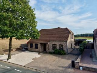 Bent u op zoek naar een huis te koop op een absolute droomlocatie? Deze karaktervolle open bebouwing in Reppel, biedt een oase van rust en privacy. De woning is volledig omgeven door landbouwgebied, waardoor u dagelijks geniet van een vrij uitzicht en gegarandeerde stilte, terwijl het bruisende centrum van Reppel en Bree zich op korte afstand bevinden.<br /><br />Indeling: <br /><br />Kelder:<br />volledige pand is onderkelderd, grotendeels met een kelder en het overige deel met een kruipkelder<br /><br />gelijkvloers:<br />-inpandige garage<br />- hal<br />- Berging met douchekamer <br />- Keuken<br />- Woonkamer<br />- Toilet<br />- Inkomhal<br />- Bureau, ook in te richten als slaapkamer<br /><br />eerste verdieping:<br />- 4 slaapkamers<br />- badkamer<br />- nachthal<br /><br />Zolder<br />- zolderruimte<br /><br />Een van de absoluut grootste troeven van dit huis is de buitenruimte. De zuidgerichte tuin garandeert dat u de hele dag door van de zon kunt genieten. Vanop het terras kijkt u uit over de achterliggende, idyllische weides, wat zorgt voor een dagelijks gevoel van vakantie in eigen tuin.<br /><br />Bestuursmaatregelen in het maatregelenregister: in aanvraag