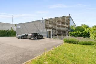 <p>424 m² volledig ingerichte opslagruimte met een vrije hoogte van 5 meter en toegang via laadkade, ideaal voor efficiënte stockage en logistiek. De aanwezige rekken, transpaletten kunnen zijn ter beschikking van de nieuwe huurder. Daarnaast beschikt het pand over 266 m² bemeubelde instapklare bureel- en polyvalente ruimte. Strategisch gelegen op slechts 10 minuten van de Brusselse Ring. Een verzorgd bedrijfspand met tal van mogelijkheden.</p>