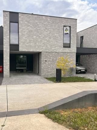 Deze eigentijdse recente woning vind je terug op Belgicastraat 30, op wandelafstand van het centrum van Bilzen. Alle dagelijkse voorzieningen zoals winkels, school en openbaar vervoer liggen binnen handbereik. <br /><br />De woning maakt deel uit van de nieuwe woonbuurt "Bivelenhof". Het is een gesloten bebouwing met een bruto bewoonbare oppervlakte van 141m², voorzien van 3 slaapkamers, een carport en een gezellige tuin.<br /><br />In de volledige woning zijn de lichtarmaturen reeds geplaatst, alsook gordijrails.<br />De tuin is volledig aangelegd met kunstgras.<br /><br />De indeling is als volgt:<br />Inkomhal met vaste trap naar de eerste verdieping en toegang tot het apart toilet. Via de inkomhal bereikt u de gezellige leefruimte die een doorlopend geheel vormt met de eethoek en de keuken. In de leefruimte zorgen de grote raampartijen voor veel lichtinval en een mooie uitkijk op de tuin. Via dit raampartij bereikt u tevens het terras waarop u van alle rust kan genieten. Verder is er ook een ruime berging.<br /><br />Op de eerste verdieping zijn 3 slaapkamers, een apart toilet en een badkamer voorzien. De badkamer is uitgerust met een dubbele wastafel en een douche.<br /><br />Enkele troeven van deze mooie woning :<br /> - BEN woning<br /> - groene omgeving<br /> - dicht bij het bruisende centrum van Bilzen<br /> - goede bereikbaarheid: autosnelweg en openbaar vervoer in de nabijheid<br /><br />Wens je deze woning te bezichtigen? Maak dan een afspraak met Valère Vangeel op het nummer 0472 32 34 24 of via valere@vestio.com.