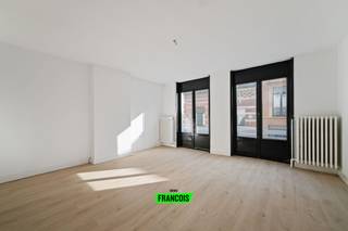 Deze ruime woning is gelegen op een gunstige locatie nabij het centrum van Oostende. Er zal talrijke buurtwinkels in de omgeving, alsook is er tal van groen en bereikt u het strand in een handomdraai. <br /><br />De woning is ruim en biedt heel wat mogelijkheden. <br /><br />Indeling;<br /><br />gelijkvloers: inkomhal - leefruimte - keuken - toilet - buitenruimte<br /><br />verdieping 1: slaapkamer 1 - badkamer - leefruimte 2 (mogelijkheid tot extra slaapkamer)<br /><br />verdieping 2: slaapkamer 2<br /><br />Dankzij deze indeling kunt u de woning volledig naar eigen hand zetten. <br /><br />Bent u op zoek naar een ruime woonst op een gunstige locatie nabij het centrum van Oostende? Aarzel dan niet en neem contact op voor meer info of een afspraak! <br /><br />