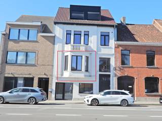 Op een boogscheut van het station kunt u dit gerenoveerd appartement terugvinden op de tweede verdieping met achteraan een zuidwest gelegen terras.<br />Het appartement is gelegen in een kleinschalig appartementsgebouw van drie eenheden.<br />Diverse faciliteiten zoals supermarkten, apotheek, horeca, ... zijn te voet of per fiets makkelijk bereikbaar.<br />De bijhorende achtergelegen parkeerplaats bereikt u via een inrit gelegen langs de Kortrijkstraat t.h.v. de O.L.Vrouwparking.<br /><br />Indeling:<br />GV: Berging met aansluiting voor wasmachine.<br /><br />2e V: Lichtrijke en ruime woonkamer - open keuken met elektrisch koken, dampkap, oven, spoelbak, vaatwas en koelkast - berging - gastentoilet met handwasser - 2 slaapkamers - badkamer met badkamermeubel met dubbele lavabo en douche .<br /><br />Algemeen:<br />- EPC 112 - label B<br />- Bewoonbare oppervlakte van 92 m²<br />- Geen gemeenschappelijke kosten<br />- Geen lift aanwezig<br />- Veel vrije parking achteraan het gebouw<br />- Instapklaar tegen intrede 01/12/2026<br />- Vrij vanaf 01/12/2026<br /><br />Huurprijs: € 750/maand.