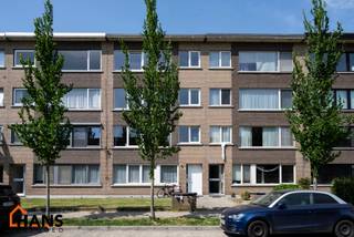 2-slaapkamerappartement op de 3de verdieping zonder lift, mét garagebox.<br /><br />Inkomhal; apart toilet; vestiairekast; leefruimte; keuken met kasten, kookplaat, dampkap en ruimte voor een eigen koelkast/diepvries en vaatwasser; berging met ruimte voor wasmachine/droogkast; badkamer met inloopdouche, wastafel in meubel, spiegelkast en handdoekdroger; 2 slaapkamers, terras en garagebox.<br /><br />Gemeenschappelijke kosten: 50 EUR voor minuterie, ruimen beerput en onderhoud CV. Alle nutsvoorzieningen zijn privatief.<br />Geschikt voor maximaal 4 personen.<br />Onmiddellijk beschikbaar.<br /><br />Huurwaarborg bedraagt 3 maanden huur.<br />Plaatsbeschrijving door extern bedrijf met gedeelde kosten.<br /><br />Een bezoek ter plaatse kunt u enkel online reserveren op www.hansvastgoed.com.<br />Voor meer informatie, bezoek onze website www.hansvastgoed.com of neem contact op met info@hansvastgoed.com of +32 3 366 05 30.