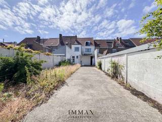 <h3><strong>Maison à rénover avec grand garage, espace de stockage et jardin ensoleillé près du centre de Bruges</strong></h3>
<p>À deux pas du centre historique de Bruges, cette maison bourgeoise à rafraîchir offre un énorme potentiel. Située sur un terrain de 326 m², elle dispose d’un vaste garage intégré de 37 m², d’un espace de stockage séparé de pas moins de 90 m² et d’un agréable jardin ensoleillé avec emplacement de parking. Grâce à sa situation centrale, à proximité des écoles, commerces et transports en commun, ce bien est idéal pour ceux qui recherchent espace, accessibilité et possibilités d’aménagement.</p>
<p>La maison se compose comme suit : au rez-de-chaussée, un hall d’entrée spacieux avec escalier, une pièce à l’avant pouvant servir de bureau, buanderie ou espace hobby, ainsi qu’un grand garage avec accès direct à l’intérieur. Au premier étage, on trouve un séjour lumineux, une cuisine avec coin petit-déjeuner donnant accès à une terrasse de 10 m², un WC invité, une première chambre et une salle de bain avec meuble lavabo. Le deuxième étage comprend deux chambres spacieuses et confortables. Un grenier et une cave offrent des espaces de rangement ou d’aménagement supplémentaires.</p>
<p>Un atout majeur de ce bien est l’espace de stockage indépendant situé à l’arrière de la parcelle. D’une surface de 90 m², il conviendra parfaitement aux indépendants, bricoleurs ou à toute personne ayant besoin de beaucoup d’espace de rangement.</p>
<p>En résumé, une propriété aux nombreuses possibilités, parfaitement située et idéale pour un projet de rénovation sur mesure.</p>