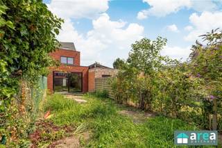 <p><span>In een rustige, kindvriendelijke straat tussen de Schotense Vaart en het bruisende centrum van Schoten vind je deze moderne gezinswoning met tuin. De woning heeft een strakke, eigentijdse gevel en is gebouwd volgens de huidige bouw- en energienormen. Dankzij de centrale ligging zijn alle voorzieningen, invalswegen (Ring en E19) en het openbaar vervoer vlot bereikbaar. Ook het centrum van Antwerpen ligt op korte afstand — ideaal voor wie rustig wil wonen met de stad binnen handbereik.<br /><br />De woning wordt verkocht casco (ruwbouw winddicht), waardoor de nieuwe eigenaar de volledige afwerking naar eigen smaak kan realiseren. Zo creëer je zelf de thuis die perfect bij jou past.</span></p><p><span> </span></p><p><span>Let op: de getoonde renders zijn illustratief. Afwerking is niet inbegrepen.</span></p><p><span>Verkoop onder het registratie-stelsel (12%)</span></p><p><span> </span></p><p><span>Grootste troeven:</span></p><p><span>-Centrale locatie</span></p><p><span>-EPB voorontwerp beschikbaar</span></p><p><span>-Tal van mogelijkheden </span></p><p><span>-Gezellige tuin (57m²)</span></p><p><span> </span></p><p><span>(Huidige) indeling:</span></p><p><span>-GLVL: ruime inkomhal (20m²) met vestiaire en bergingsmogelijkheden die toegang biedt tot het aparte WC. Aansluitend bevindt zich de keuken (10m²) die naadloos overgaat in de ruime living (35m²). Vanuit de living is er toegang tot leuke zuidwestgerichte tuin (57m²).</span></p><p><span>-V1: de nachthal geeft toegang tot de badkamer (9m²) met mogelijkheid ligbad, douche en WC alsook de 2 ruime slaapkamers (14m² & 13m²), waarvan de grotere zich aan de achterzijde bevindt en de kleinere langs voorzijde.</span></p><p><span>-V2: op het bovenste verdiep bevindt zich de 3</span><span><sup>de</sup></span><span> ruime slaapkamer (23m²).</span></p><p><span> </span></p><p><span>Voor meer informatie kan u terecht bij Area Partners. Info@area.be of 03/284.60.60</span></p>