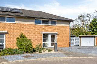 Deze halfopen gezinswoning met 3 slaapkamers en een bewoonbare oppervlakte van 123 m² is erg rustig gelegen, op het einde van een doodlopende straat. <br /><br />Bij het binnenkomen via de inkomhal, heb je toegang tot de leefruimte en het apart toilet met handenwasser. De leefruimte met open keuken geeft uit op de wasplaats en de ruime tuin.<br /><br />De nachthal op de eerste verdieping biedt toegang tot de drie slaapkamers, een aparte bergruimte en de badkamer. Deze laatste is volledig ingericht, met een ligbad, toilet en een wastafel. De berging kan aangewend worden voor een mogelijke uitbreiding van de badkamer.<br /><br />De ruime tuin, dewelke volledig omheind is, geniet van een terras waar u kan genieten van de zon. Ook beschikt de woning over een carport en verschillende bergruimtes (waaronder een werkplaats) buiten. De tuin wordt bovendien verlicht met industriële tuinverlichting.<br /><br />De woning werd recent nog opgefrist en uitbreiding is mogelijk in lijn met het bestaande terras.<br /><br />Bent u op zoek naar een instapklare gezinswoning met 3 slaapkamers en een ruime tuin op een rustige ligging zoals deze? Contacteer ons dan zeker.<br /><br />Bestuursmaatregelen in het maatregelenregister: nee