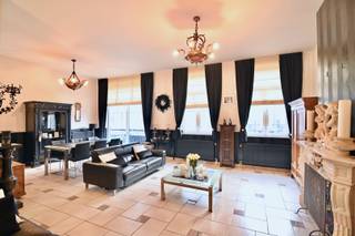 ***NIEUWE PRIJS***Deze knappe, instapklare stadswoning met een grote handelsruimte is gelegen in het hartje van Sint-Truiden, op wandelafstand van...