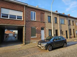 Deze centraal gelegen rijwoning is onlangs gerenoveerd en heeft volgende indeling:<br />inkom, wasplaats / berging, gastentoilet, kelder, open leefruimte met volledig uitgeruste keuken. (vaatwas / oven /microgolf/ frigo/diepvries), masterbedroom met airco, luxe-badkamer met inloopdouche en toilet, overloop die dienst kan doen als dressing. Tevens is er nog een praktische zolderruimte. <br />Absoluut pluspunt is het zongericht terras met aanpalend perk in kunstgras. Bovendien is er nog 1 privatieve parkeerplaats inbegrepen in de huurprijs. (Toegankelijk via de naastgelegen doorrit). <br /><br />Kortom een instapklare en verzorgde woning, ideaal voor een alleenstaande of een koppel. <br /><br />Interesse? Mail Jasper via Jasper@immopottelberg.be