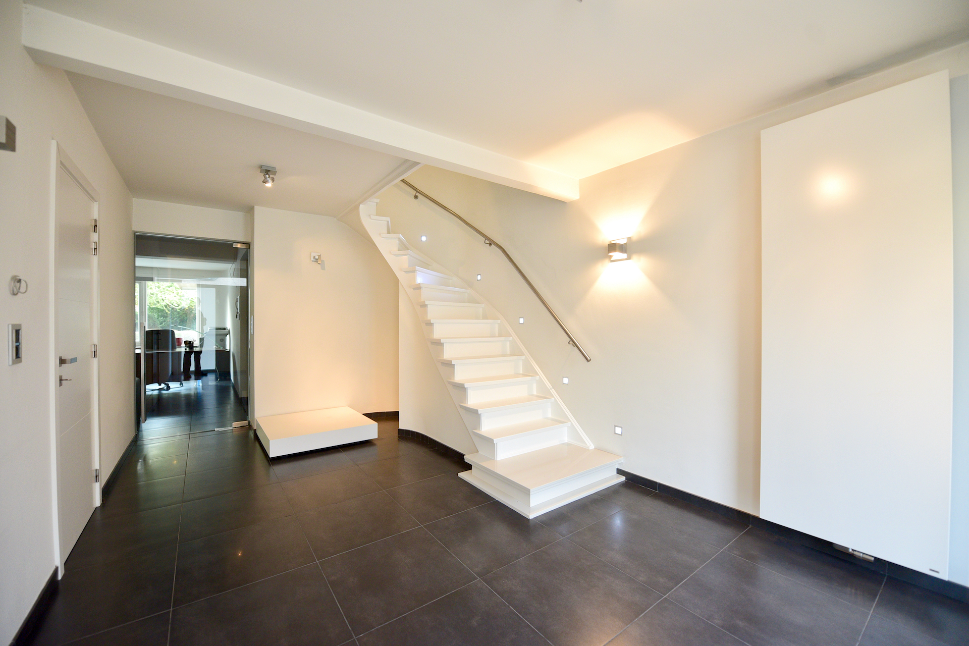 Unieke, luxueuze herenwoning met garage, 3 slpk, 3 terrassen en tuin voor 1.250 EUR/mnd - foto 3