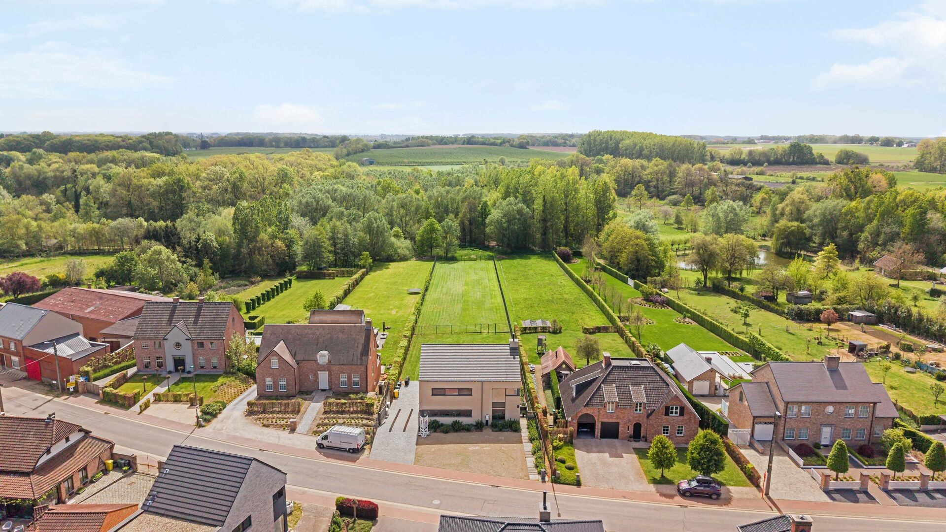 Exclusieve, ruimtelijke woning van 468m² met uitzonderlijk comfort en weids zicht op een terrein van 3947m² te Bekkevoort. - foto 4