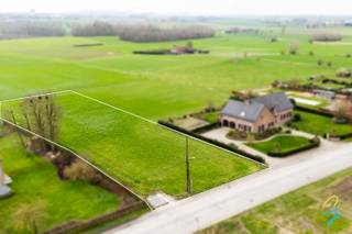 Bouwrijp perceel met een reeds aangelegde weg met de nodige nutsvoorzieningen met een breedte van 28 m en een diepte van 106 m. Het perceel is rustig...