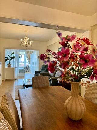 Instapklaar loftappartement met 1 slaapkamer op toplocatie in Merksem<br /><br />Bent u op zoek naar een ruim, licht en instapklaar appartement met een moderne uitstraling? Dan is dit prachtige appartement op de 4de verdieping aan de Bredabaan in Merksem zeker een bezoek waard.<br /><br />Met een bewoonbare oppervlakte van 81 m² biedt dit appartement een open indeling en een aangenaam loftgevoel. De volledig vernieuwde keuken en badkamer (2024) zorgen voor hedendaags comfort en maken het appartement onmiddellijk instapklaar.<br /><br />Indeling<br /><br />* Ruime open leefruimte met veel lichtinval<br />* Moderne keuken, vernieuwd in 2024<br />* Nieuwe badkamer (2024)<br />* 1 ruime slaapkamer<br />* Aparte berging op de gang<br />* Bewoonbare oppervlakte: 81 m²<br />* Gelegen op de 4de verdieping<br />* Lift aanwezig in het gebouw<br /><br />Troeven<br /><br />✔ Open en luchtige woonbeleving met loftgevoel<br />✔ Nieuwe keuken en badkamer (2024)<br />✔ Elektrische installatie conform gekeurd<br />✔ Individuele meters voor gas en elektriciteit<br />✔ Waterverbruik volgens coëfficiënt<br />✔ Zeer energiezuinig en warm appartement<br />✔ Verwarming op aardgas<br />✔ Dankzij de gunstige ligging in het gebouw blijft de temperatuur in de winter vaak rond de 20°C zonder of met zeer beperkte verwarming, wat resulteert in een laag energieverbruik<br />✔ Centrale ligging op de Bredabaan<br />✔ Winkels, horeca en voorzieningen op wandelafstand<br />✔ Openbaar vervoer voor de deur<br />✔ Met de tram staat u in ongeveer 12 minuten in het centrum van Antwerpen<br />✔ EPC in aanvraag (vorig EPC uit 2012: 87 kWh/m²)<br /><br />Mogelijkheid tot gemeubelde aankoop<br /><br />Het appartement kan desgewenst volledig gemeubeld worden aangekocht. Alle meubels zijn nieuw (2024) en werden zorgvuldig geselecteerd in een strakke, tijdloze stijl. Dankzij de vele maatkasten en ingebouwde opbergmogelijkheden wordt de beschikbare ruimte optimaal benut. Hierdoor geniet u van een modern, harmonieus interieur dat volledig instapklaar is.<br /><br />Ideaal voor starters, alleenstaanden, koppels of investeerders die op zoek zijn naar een ruim, instapklaar appartement.