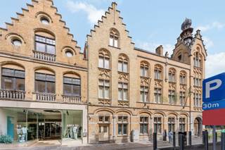 In het hart van Ieper, in de charmante Boterstraat, stellen wij met trots dit uniek triplex appartement voor. Een absolute toplocatie op...