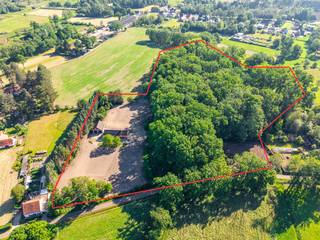 Gelegen op een idyllische locatie in Herselt, op een steenworp van het centrum van Westerlo en de uitgestrekte Merodebossen, biedt deze eigendom een unieke combinatie van rust, natuur en bereikbaarheid. Omringd door landbouwgronden, bossen en een prachtig eeuwenoud eikenbos geniet u hier van volledige privacy en een uitzonderlijke woonomgeving.<br /><br />De woning beschikt op het gelijkvloers over een living, keuken, badkamer en een ruime slaapkamer. Op de verdieping bevinden zich nog twee extra slaapkamers. Verder is er een praktische kelder aanwezig.<br /><br />Bijkomend is er een ruim bijgebouw met dubbele garage en een volwaardige bovenverdieping, ideaal als opslagruimte, atelier, werkplaats of hobbyruimte. Voor dit bijgebouw werd geen vergunning verkregen.<br /><br />De eigendom bestaat uit vijf afzonderlijke percelen, waarvan drie percelen landbouwgrond. Met een totale oppervlakte van meer dan 2 hectare is deze eigendom uitermate geschikt voor paardenliefhebbers of voor wie droomt van wonen midden in de natuur met alle ruimte rondom zich.<br /><br />Met de juiste visie kan hier een werkelijk prachtig project worden gerealiseerd. De uitzonderlijke ligging, de uitgestrekte gronden en de unieke natuurlijke omgeving vormen de perfecte basis voor een droomwoning op een locatie die zelden op de markt komt.<br /><br />Troeven:<br /><br />- Unieke ligging nabij het centrum van Westerlo en de Merodebossen<br />- Meer dan 2 hectare eigendom<br />- Airco-systeem aanwezig<br />- Drie percelen landbouwgrond<br />- Eeuwenoud eikenbos naast de woning<br />- Ideaal voor paarden aan huis<br />- Bijgebouw met dubbele garage en bovenverdieping<br />- Woning volledig opgenomen in het vergunningsregister<br /><br />Ondanks de uiterst rustige ligging geniet u van een uitstekende bereikbaarheid. Het centrum van Westerlo bevindt zich op slechts 2 km afstand en de autosnelweg richting Antwerpen en Hasselt bereikt u in ongeveer 10 minuten.<br /><br />Een uitzonderlijke eigendom voor wie houdt van rust, ruimte en het buitenleven, zonder in te boeten aan comfort en bereikbaarheid.<br /><br />Bel ons op 014/95.37.50 of mail naar secretariaat@degroot-celen.be voor meer informatie of een bezoek ter plaatse.<br /><br />Agrarisch gebied – Vergunning verleend – Geen verkavelingsvergunning – Geen dagvaarding – Geen voorkooprecht