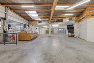 Multifunctional commercial property with warehouse for rent of approximately 1,052 m² in the center of Wevelgem. Thanks to the large display...