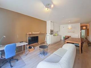 Super centraal gelegen <strong>GEMEUBELD</strong> appartement (ca.70m²) met terras en privé daktuin van ca.37m². Op wandelafstand vindt u het Stadspark, Centraal Station en tal van winkels en restaurants. <br /><br /><strong>Indeling:</strong> Leefruimte op parketvloer met veel lichtinval. Via de grote ramen ga je naar het overdekt terras en aanliggende daktuin (ca.30m²). Een open volledig ingerichte keuken (incl. vaatwasser en oven). Ruime aparte berging. Badkamer met ligbad en regendouche, afgescheiden toilet en berging met een combi was-/droogmachine. Een aparte slaapkamer voorzien van ingebouwde dressing.<br /><br /><strong>Bijzonderheden: </strong>
<ul>
<li>Privé kelderberging. </li>
<li>Huren op vennootschap mogelijk.</li>
<li>Ondergrondse autostaanplaats apart beschikbaar.</li>
<li><span>Alg. kosten €110,- of ALL-IN Formule mogelijk.</span></li>
</ul>
<br /><br /><br /><br />