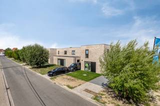 Deze nieuwe, halfopen woning is voorzien van alle hedendaagse comfort en is gelegen in een rustige wijk op enkele minuten van centrum Roeselare. (3km van de Grote Markt) en op slechts 2km van het station.<br /><br />Deze woning is volledig afgewerkt:
<ul>
	<li>inclusief schilderwerken</li>
	<li>inclusief open keuken met eiland</li>
	<li>inclusief afgewerkte badkamer met inloopdouche, bad, toilet en dubbel lavabomeubel</li>
	<li>inclusief aangelegde tuin en omheining</li>
	<li>inclusief oprit en terras</li>
</ul>
<br />De lichtrijke woningen zijn voorzien van een inkomhal met toilet, lichtrijke leefruimte met open keuken, volledig geïnstalleerde keuken, ruime garage, 2 bergingen, 3 slaapkamers en een ruime badkamer met bad, douche en dubbel lavabomeubel. Het badkamermeubel en de keuken kunnen nog gekozen worden naar eigen smaak en wens. <br /><br />De ligging is zeer rustig en heeft een uitstekende verbinding met de E403 Kortrijk- Brugge. In de dichte omgeving vindt u verschillende winkels zoals een bakkerij, slagerij, grootwarenhuizen, frituur. Ook sportclubs, fietsroutes, voetbalplein en een atletiekpiste zijn in de omgeving te vinden.<br /><br /><strong>Lot 04 (Halfopen bebouwing met inpandige garage) TE KOOP</strong>

<ul>
	<li>Grondoppervlakte 377 m²</li>
	<li>Bewoonbare oppervlakte 158 m²</li>
	<li>€  363 577,00 (prijs excl. btw en registratierechten)</li>
	<li>E-peil 30</li>
</ul>
<br />Wens je een afspraak om deze woningen te ontdekken? Contacteer ons op 051/201.400 