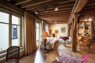 Gemeubeld duplex loft-appartement met garage gelegen in de oude binnenstad (bij Stadswaag) in historisch geklasseerd pand, zeer rustige ligging. <br /><br />Indeling:<br />1e verdiep met lift: Inkomhall, grote living in L-vorm van 90 m2 met open haard. Mooie eiken balken (17e eeuws) en eiken parketvloer (nieuw)- dubbele beraming. <br />Bureel/ logeerkamer met douche en lavabo. Volledig geïnstalleerde keuken. <br />2e verdiep: 2 grote slaapkamers. Ruimte voor bureel op overloop. Ruime badkamer met dubbele lavabo, ligbad (douchescherm) en w.c. <br />Op gelijkvloers: garage : poort met afstandsbediening. <br />TV is aanwezig. Wasmachine en droogkast.<br /><br />Bijzonderheden:<br />Maandelijkse kosten 200 euro inbegrepen: ongelimiteerd Internet en T V van Telenet, privé waterverbruik, elektriciteit van de gemene delen en lift, vuilnisophaling, gebruik van de fietsenstalling in garage, brandverzekering afstand van verhaal, gebruik van de garage voor 2 staanplaatsen (middelgrote auto's) poetsonderhoud algemene delen. <br />Verbruik van gas en elektriciteit met eigen meters. <br />Zeer gunstige EPC score van 136 kWh/m². Certificaatnummer: 20120420-0001100091-00000002-6