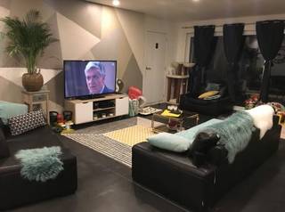 Af te werken woning met veel potentieel op rustige ligging in Heestert<br /><br />Deze verder af te werken woning is rustig gelegen in het landelijke Heestert op wandelafstand van verschillende scholen, kleine handelaars, en op een 5tal km van grote warenhuizen.<br />De woning biedt een uitstekende basis voor wie op zoek is naar ruimte, licht en mogelijkheden om naar eigen smaak te renoveren.<br /><br />Bij het betreden van de woning kom je in de ruime leefruimte met open keuken, die dankzij de grote raampartijen (dubbel glas) geniet van veel natuurlijk licht en een mooi zicht op de achterliggende velden. De open indeling zorgt voor een aangenaam en modern woongevoel. De volledige ruimte is voorzien van vloerverwarming. <br />Achteraan de woning bevindt zich een bijgebouw, ideaal als slaapkamer, bureau of werkatelier.<br /><br />Op het 1ste verdiep beschikt de woning over 2 slaapkamers, waaronder 1 kleinere kamer met (onafgewerkt) dakterras, en 1 ruime kamer. De badkamer is reeds ingericht met ligbad, inloopdouche en modern badkamermeubel.<br />Verder is er nog een zolderruimte met authentieke balken, die perfect kan dienen als extra slaapkamer, (of 2 slaapkamers) of hobbyruimte.<br /><br />Buiten geniet je van een rustige omgeving met groen uitzicht, perfect voor wie houdt van privacy en landelijke charme.<br /><br />Troeven:<br />•Rustige ligging in Heestert<br />•Veel potentieel en mogelijkheden tot afwerking naar eigen smaak<br />•Lichtrijke leefruimte met open keuken<br />•Meerdere slaapkamers + uitbreidingsmogelijkheden<br />•Bijgebouw<br />•Mooie vergezichten achteraan<br />•dicht gelegen bij scholen en winkels