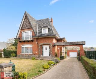 In de Kapitein Modest Cuypersstraat te Zichem bevindt zich deze karaktervolle, vrijstaande woning met oprit, garage en aangename tuin op een perceel van maar liefst 1440m². Deze woning combineert een solide bouw met reeds uitgevoerde renovaties en biedt nog ruimte voor verdere optimalisatie naar eigen smaak.<br /><br />Bij het betreden van de woning kom je in een verzorgde inkomhal die toegang geeft tot de lichtrijke leefruimte. Dankzij de grote raampartijen geniet je van een aangename lichtinval en een mooi zicht op de voortuin. <br /><br />De woning beschikt over 3 volwaardige slaapkamers, ideaal voor gezinnen of wie extra ruimte zoekt voor een bureau of hobbykamer. Daarnaast biedt de woning nog interessant potentieel: er is namelijk een interessante kelderruimte, waardoor extra stockage mogelijk is.<br /><br />De woning is grotendeels gerenoveerd en technisch al sterk opgewaardeerd:
<ul>
	<li>Elektrische installatie conform (2025)</li>
	<li>Nieuwe condensatiegasketel (2020)</li>
	<li>Spouwmuurisolatie (2025)</li>
	<li>Isolatie van het plafond in de kelder (2025)</li>
	<li>Overal dubbele beglazing</li>
	<li>Totale vernieuwing van de gelijkvloerse badkamer en toilet (maart 2026)</li>
</ul>
Voornamelijk het isoleren van de zolder is nodig om de EPC-score nog aanzienlijk te verbeteren – een interessante opportuniteit voor de toekomst.<br /><br />Ervaar zelf de vele voordelen van deze woning tijdens een persoonlijke rondleiding.<br /><br />Maak vandaag nog je afspraak.<br />Mail naar info@immopersyn.be of bel 013 444 008.