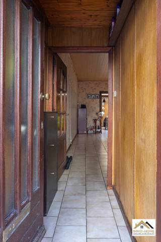 Deze rijwoning is gelegen vlakbij het centrum van Gent met een vlotte bereikbaarheid naar winkels, openbaar vervoer en invalswegen. De woning biedt een solide basis en is ideaal voor wie op zoek is naar een renovatieproject met potentieel. Bij het betreden van de woning komt u in de inkomhal die toegang geeft tot de leefruimte. Deze bestaat uit een voorplaats en een achterliggende zithoek, met aansluitend de keukenruimte. Achteraan bevindt zich een koer die zorgt voor extra lichtinval en buitenruimte. Op het gelijkvloers is eveneens een badkamer met bad, douche en toilet aanwezig. De eerste verdieping beschikt over 2 volwaardige kamers die ingericht kunnen worden als slaapkamers. Op de bovenste verdieping bevinden zich nog bijkomende ruimtes die perfect kunnen dienen als extra slaapkamers, bureau of hobbyruimte. In totaal biedt de woning de mogelijkheid tot het creëren van drie slaapkamers. De woning vraagt een grondige renovatie, maar biedt daardoor de kans om ze volledig naar eigen smaak en hedendaagse normen in te richten. Dankzij de centrale ligging en de aanwezige ruimte is dit een interessante opportuniteit voor zowel eigen bewoning als investering. Inschrijven via mail naar tommy@immo-home.be, geen telefonische inschrijvingen! Volg ons op Fb en Insta. Voor meer info: www.immo-home.be. GRATIS SCHATTING &amp; GRATIS FINANCIEEL ADVIES