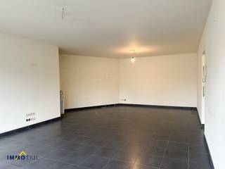 Dit ruime en lichtrijke appartement bevindt zich op de eertse verdieping van een recent gebouw met lift, gelegen in een rustige straat op slechts...