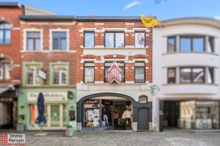 Zoek je een slimme investering in het hart van Scherpenheuvel? Of wil je wonen in een appartement vlakbij de basiliek en tegelijk genieten van de huurinkomsten van het handelspand? Dit karaktervolle pand aan de Basilieklaan 8 biedt je het beste van twee werelden: een verhuurd handelsgelijkvloers en een ruim duplex-appartement op een absolute toplocatie. De ligging in het bruisende centrum zorgt voor een enorme visibiliteit voor de winkel en al het nodige wooncomfort binnen handbereik.<br /><br />Het gebouw werd door de jaren heen grondig aangepakt. Zo werd de winkelruimte in 2005 volledig gerenoveerd en is het volledige pand intussen voorzien van nieuwe ramen. Ook op technisch vlak hoef je je geen zorgen te maken: er zijn twee aparte CV-ketels op gas aanwezig, waarbij de ketel voor het appartement pas in 2024 werd vernieuwd.<br /><br />Dankzij de reeds verhuurde winkelruimte (handelshuur) geniet je onmiddellijk van een stabiel rendement, terwijl het appartement met twee slaapkamers en een ruime zolder direct beschikbaar is voor eigen gebruik of verhuur. Of je nu een investeerder bent die zoekt naar een solide opbrengsteigendom of iemand die droomt van een woning met een commerciële troef, dit pand biedt je alle mogelijkheden in een gesloten bebouwing die optimaal is ingedeeld.<br /><br /><u><strong>INDELING:</strong></u><br /><strong>Gelijkvloers/Winkel:</strong> winkelruimte, achterliggende ruimte, extra stockage boven de achterbouw en toegang tot de kelder.<br /><strong>1ste verdieping:</strong> hal, keuken, ruime woonkamer.<br /><strong>2de verdieping:</strong> nachthal, 2 slaapkamers en badkamer met toilet.<br /><strong>Zolder:</strong> ruime zolder bereikbaar via een vaste trap. Tuin: niet aanwezig.<br /><strong>Kelder: </strong>voorraadkelder.<br /><br />Ervaar zelf de vele voordelen van deze woning tijdens een persoonlijke rondleiding.<br />Maak vandaag nog je afspraak.<br />Mail naar info@immopersyn.be of bel 013 444 008.