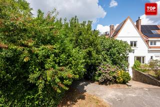 Dit mooi stuk grond van 801m² (Lot 1 en Lot 2), met een prachtig zicht op groen is naar eigen smaak te bebouwen met een half open bebouwing. Je kan een ruime achtertuin hebben van ongeveer 193m2, met zicht op groen en een gedeelde vijver. Ideaal dus voor natuurliefhebbers die op zoek zijn naar een grote groene buitenruimte. <br /><br />Met zijn ligging tussen Wondelgem en Evergem, geniet u van de nabijheid van tal van winkels en scholen. Op vlak van bereikbaarheid is er een vlotte verbinding via tram 1, de bus en de R4.<br /><br />Contacteer Top vastgoed voor een bezichtiging op 0475 700 700.