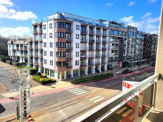 Lichtrijke studio met zonneterras en slaaphoek te koop.Deze ruime studio is centraal gelegen in Oostduinkerke-Bad op het derde verdiep van de...