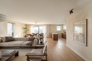 Voor wie droomt van comfortabel en modern wonen met de luxe van een ruime tuin, presenteren wij dit prachtige nieuwbouw appartement op het gelijkvloers, gelegen in het rustige Zandhoven. Met een bewoonbare oppervlakte van 91,8 m² en een royale tuin van maar liefst 174,55 m² rondom, biedt dit appartement een unieke combinatie van binnen- en buitenleven, perfect voor wie ruimte, licht en vrijheid waardeert.<br /><br />Binnen geniet u van een lichte en open leefruimte waar zithoek, eetkamer en keuken naadloos in elkaar overvloeien. De grote raampartijen zorgen voor veel natuurlijk licht en geven een prachtig uitzicht op de tuin, waar u heerlijk kunt ontspannen of gezellig tafelen met familie en vrienden.<br /><br />Het appartement beschikt over twee ruime slaapkamers, een moderne badkamer en een praktische aparte berging.<br />Bijkomend is er een kelderberging inbegrepen en is er de mogelijkheid om een staanplaats (€15.000) of carport (€20.000) mee aan te kopen. <br /><br />De warmtepomp in combinatie met vloerverwarming zorgt voor een aangenaam en efficiënt binnenklimaat, het hele jaar door. De koper heeft bovendien nog volledige vrijheid om de afwerking naar eigen wens te bepalen, waardoor dit appartement echt een thuis op maat wordt.<br /><br />Dit nieuwbouwproject wordt niet verkocht onder de Wet Breyne.<br /><br />Een ideale kans voor wie wil genieten van een rustige woonomgeving met alle hedendaagse comfort, en tegelijk wil profiteren van de vrijheid en ruimte die deze gelijkvloerse woning met tuin te bieden heeft.<br /><br />Inlichtingen in aanvraag E-peil maximum 30.<br />Verkoop onder btw op constructie en registratierechten op grondaandeel.<br />Interesse? Neem vandaag nog contact met ons op voor meer informatie of een bezoek ter plaatse!<br /><br /><strong>Prijs exclusief 6% btw en andere belastingen: 385.000 euro<br />Prijs inclusief 6% btw en andere belastingen: 417.265 euro - indien je voldoet aan de voorwaarden : https://fin.belgium.be/nl/particulieren/woning/bouwen-verbouwen/afbraak-wederopbouw<br /><br />Prijs inclusief 21% btw en andere belastingen: 452.102,50 </strong>
