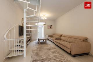 Deze verzorgde woning ligt op korte afstand van het centrum van Gent.Binnen kom je terecht in een ruime, lichtrijke leefruimte die uitnodigt tot...