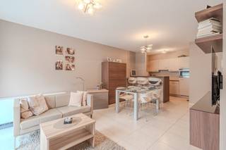 Knap afgewerkte studio te huur in de jonge residentie "Carthago II", Oostendelaan 55, Middelkerke. Deze studio geniet van veel lichtinval (zuidgericht), werd met smaak ingericht en is voorzien van ingemaakte kasten. U bevindt zich nabij het centrum van Middelkerke, op wandelafstand van winkels, het casino en de Zeedijk. <br /><br />Indeling: <br />- inkomhal<br />- lichtrijke leefruimte voorzien van ingemaakt bed in de kast<br />- open geïnstalleerde keuken<br />- badkamer met douche en lavabo meubel<br />- apart toilet<br /><br />Troeven:<br />- centrale ligging, vlakbij winkels, restaurants en de Zeedijk<br />- gemeenschappelijke fietsenberging<br />- conforme keuring elektrische installatie<br /><br />Algemene onkosten: €30/maand + provisie water: €25/maand<br /><br />Onmiddellijk beschikbaar. <br /><br />Ben je geïnteresseerd in dit pand te huur in Middelkerke? Ga naar de website www.dewaele.com, klik op het pand dat je wenst te huren. Via de rode knop "vraag je bezoek aan" vragen we u kort een profiel in te vullen. Daarna nemen we contact op voor een bezoek. Telefonisch kunnen er geen afspraken gemaakt worden.